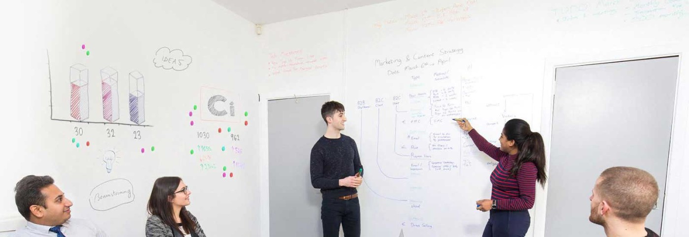 פגישת סמארטר סורפסז ושימוש בטפט לוח מחיק חכם